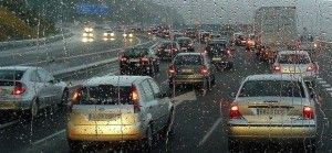Los riesgos que corremos al conducir con lluvia Los riesgos que corremos al conducir con lluvia