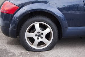 Cómo reparar los pinchazos del coche Cómo reparar los pinchazos del coche